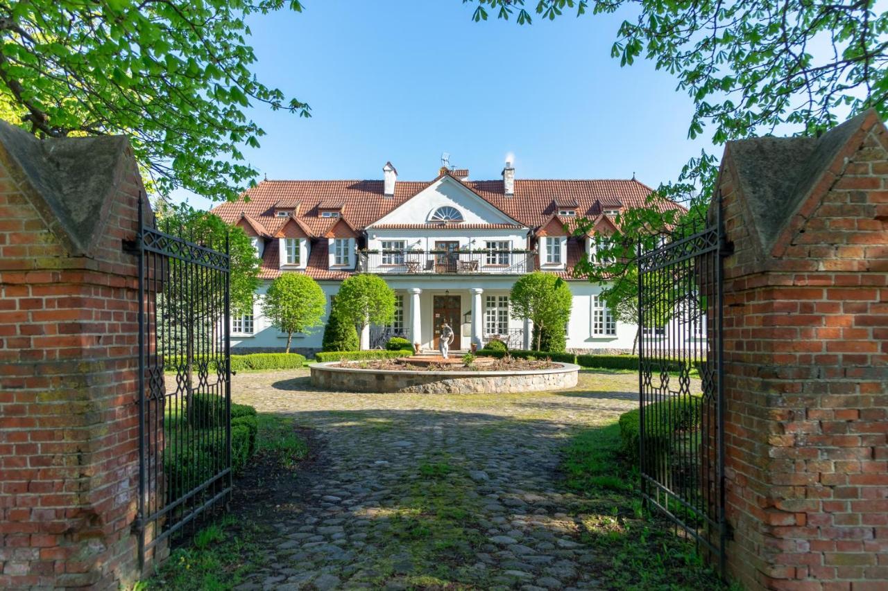 Dwor W Bychowie Gniewino Exterior photo